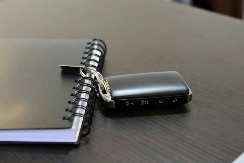 Clé de voiture posée sur un carnet, pour préparer les questions à son assureur
