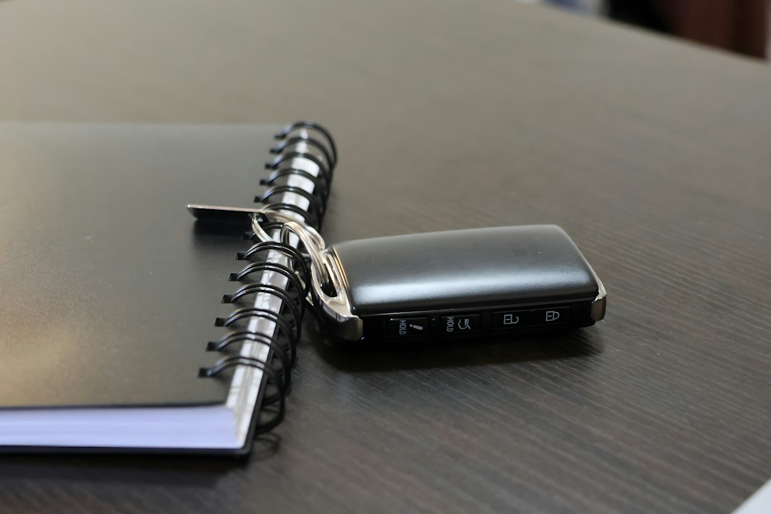 Clé de voiture posée sur un carnet, pour préparer les questions à son assureur
