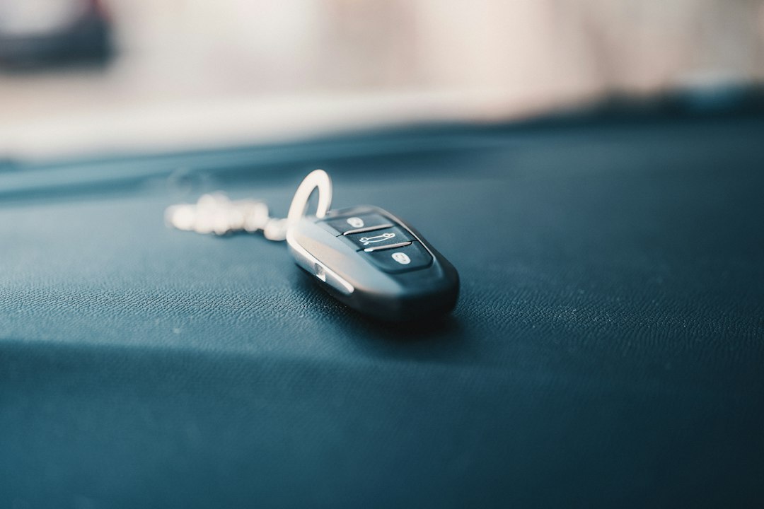 Clé et télécommande d’origine posées dans l’habitacle d’une voiture