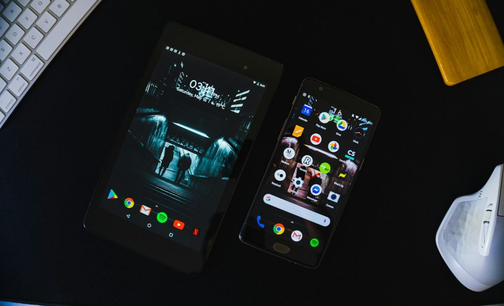 Un smartphone et une tablette Android posés sur un bureau