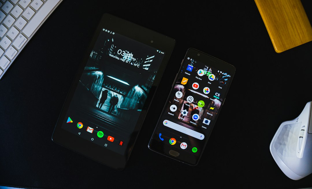 Un smartphone et une tablette Android posés sur un bureau