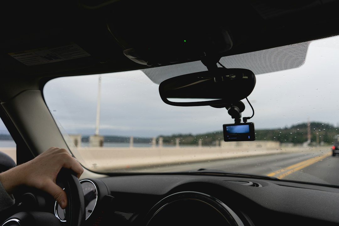 Caméra embarquée fixée sous le rétroviseur intérieur d’une voiture
