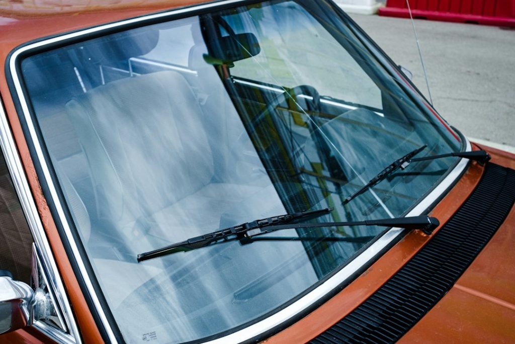 Pare-brise et essuie-glaces d’une automobile, vus de l’extérieur