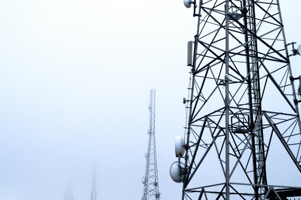 Pylônes de télécommunications dans la brume à Winter Hill, au Royaume-Uni