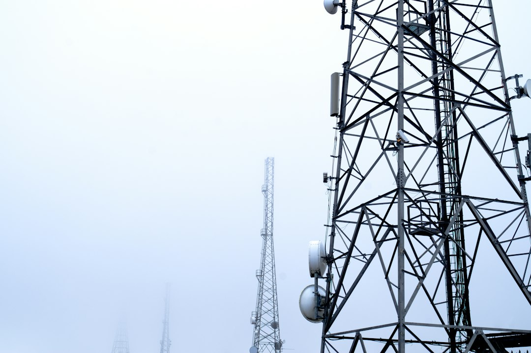 Pylônes de télécommunications dans la brume à Winter Hill, au Royaume-Uni